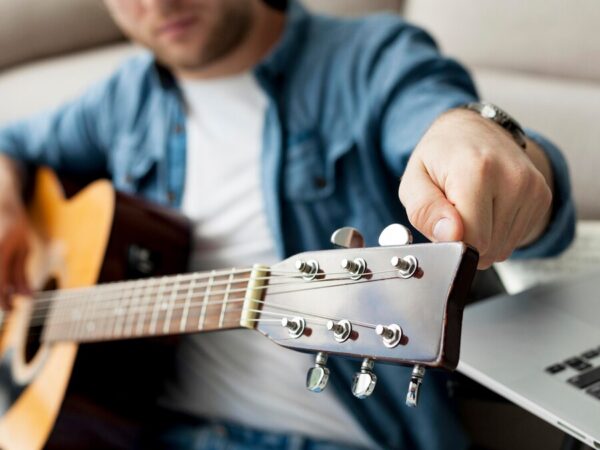 Saiba 4 dicas práticas para afinar o violão