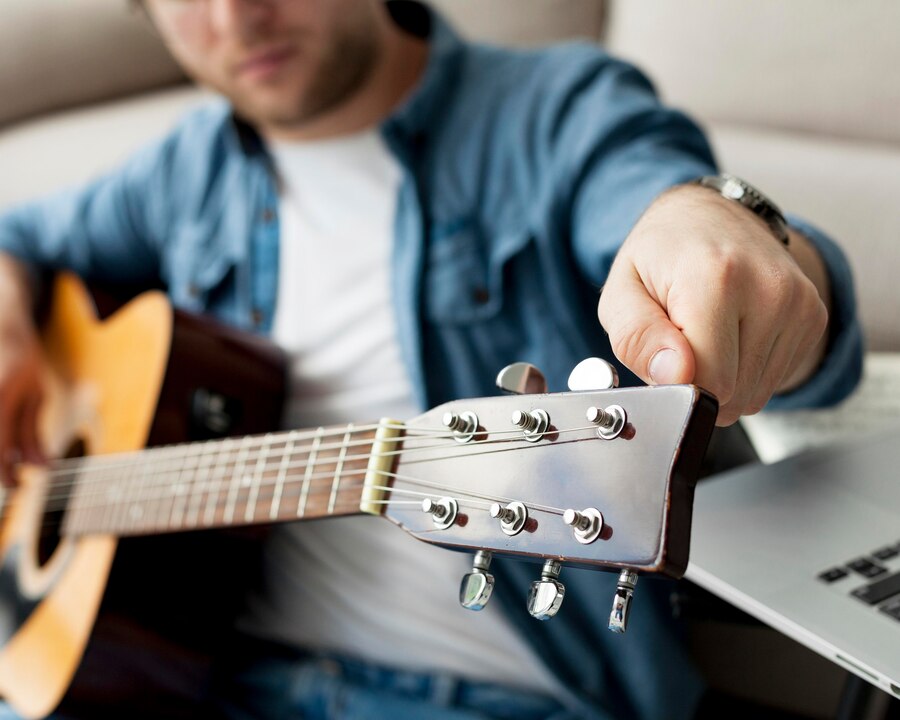 Saiba 4 dicas práticas para afinar o violão