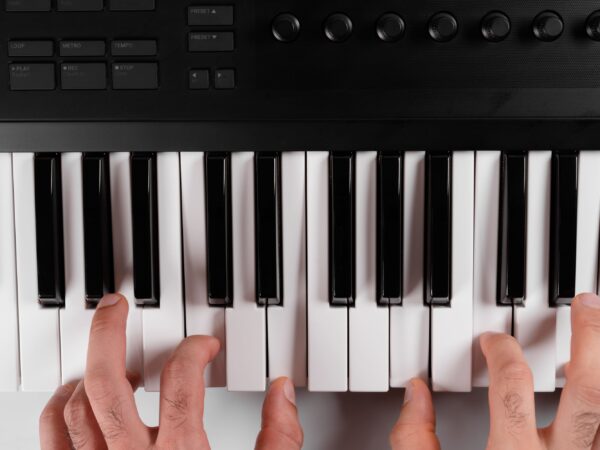 6 acessórios essenciais para um teclado musical