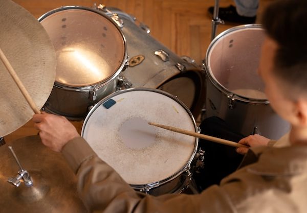 Manutenção Rítmica: Como Escolher as Melhores Peles para Percussão