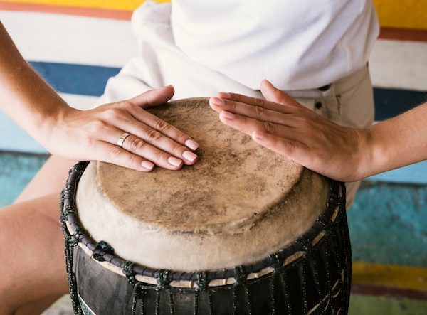 O Coração do Ritmo: Como Escolher o Tambor Surdo Ideal