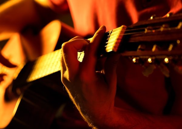 Resonância e Emoção: O Charme do Violão Eletroacústico Strinberg